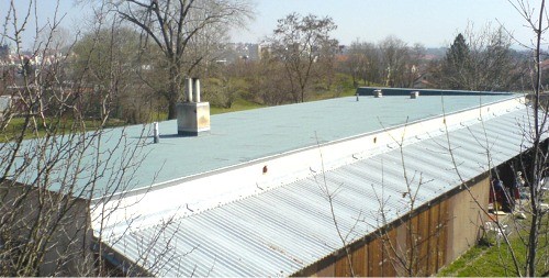 Nový povrch střechy kynologického cvičiště.